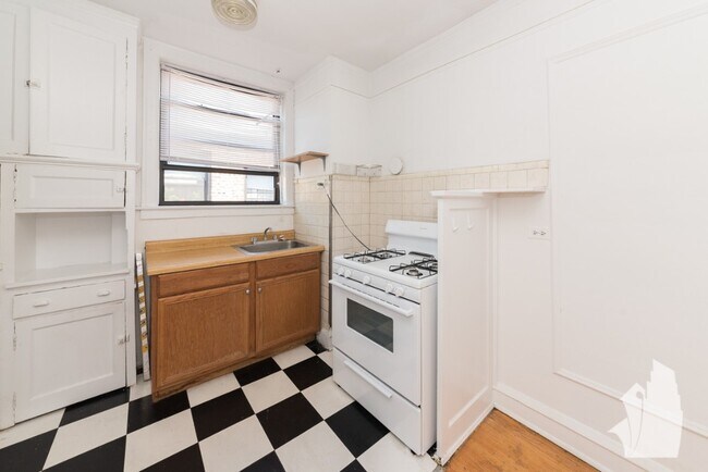 Building Photo - 1940 W Wilson Ave