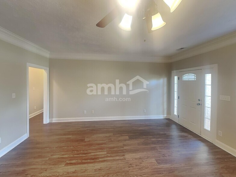 Building Photo - 1131 Longwood Dr