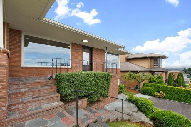 Building Photo - Gorgeous West Seattle Mid-Century Modern w...