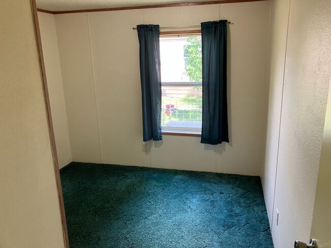 Building Photo - 3 bed, 2 bath Trailer house with outer sto...