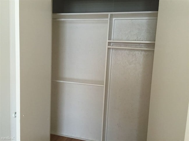 Building Photo - 2 br, 1 bath Apartment - University Manor
