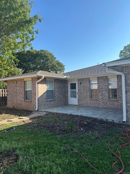 Building Photo - 1520 Indian Trl