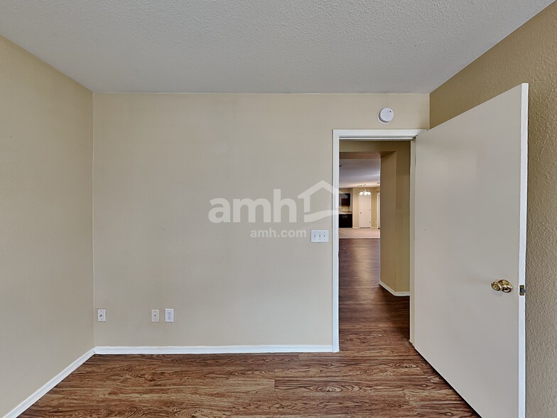 Building Photo - 5895 E Tercel Dr