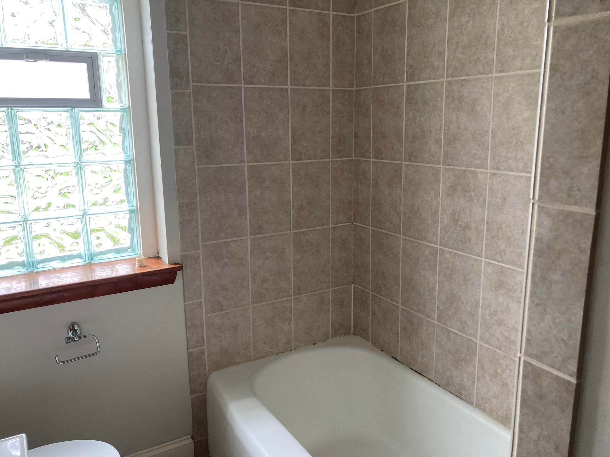 Building Photo - 1002 5th Ave