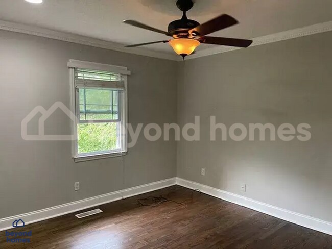 Building Photo - Updated 4-Bed Home Minutes from Downtown C...