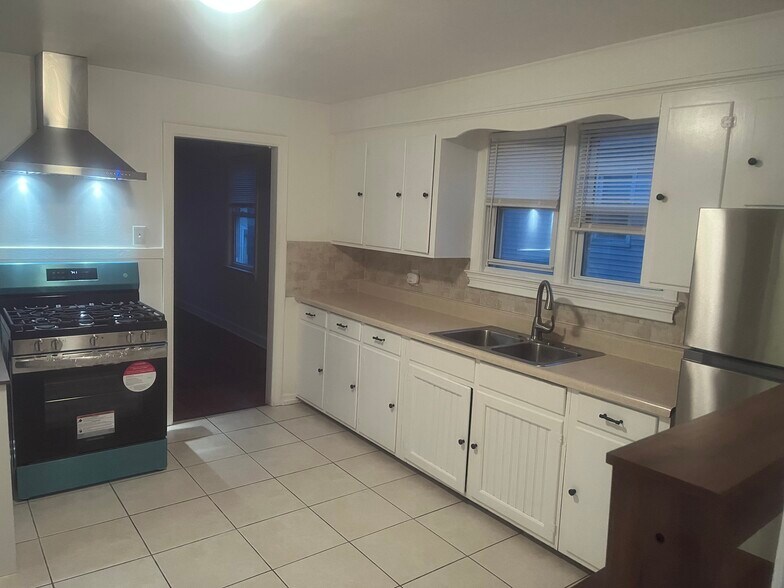 Primary Photo - 136 King St