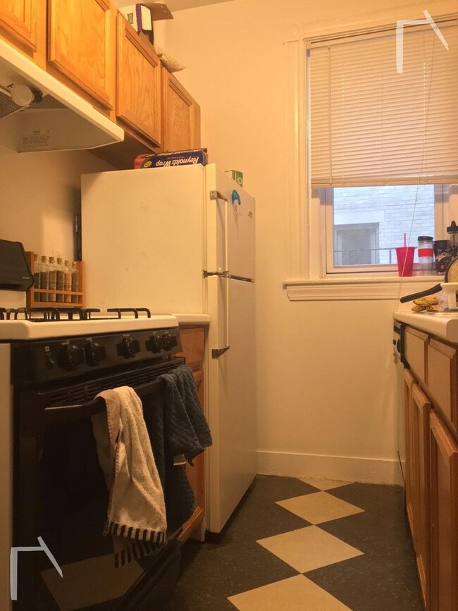 Building Photo - Large Fully Renovated Unit On Cleveland Ci...