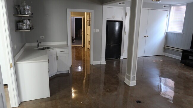 Recreation Room - 6932 S Oglesby Ave