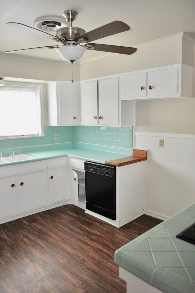 Building Photo - FOR LEASE! Nice 3-2-2 Brick Home in Weatherford!
