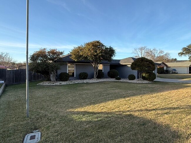 Building Photo - 3402 Azalea Dr