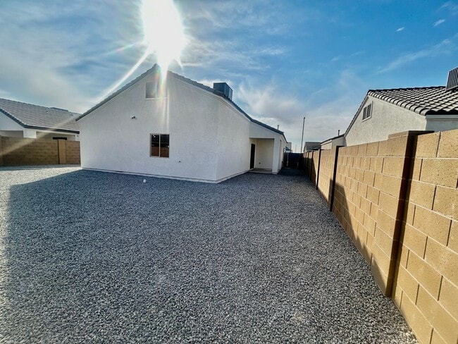 Building Photo - Newer 3-Bedroom Home in La Vida Subdivision-Modern Living with Upgrades Throughout!