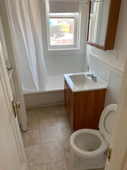 Building Photo - 61 Park Dr