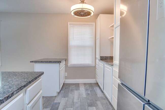 Building Photo - Beautifully Renovated 2BR in Navy Point - ...