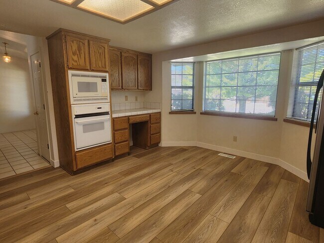 Building Photo - Home For Rent in Sunridge