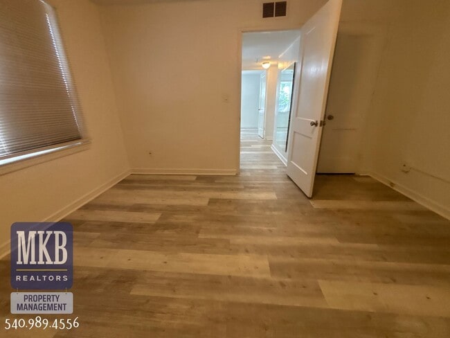Building Photo - 2 Bedrooms, 1 Bath Condo located in South ...