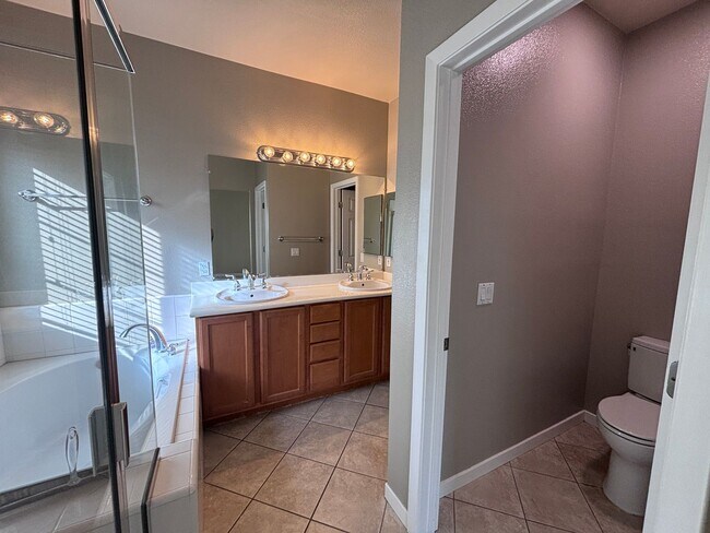 Building Photo - Willow Glen- Beautiful corner unit townhome with a private backyard