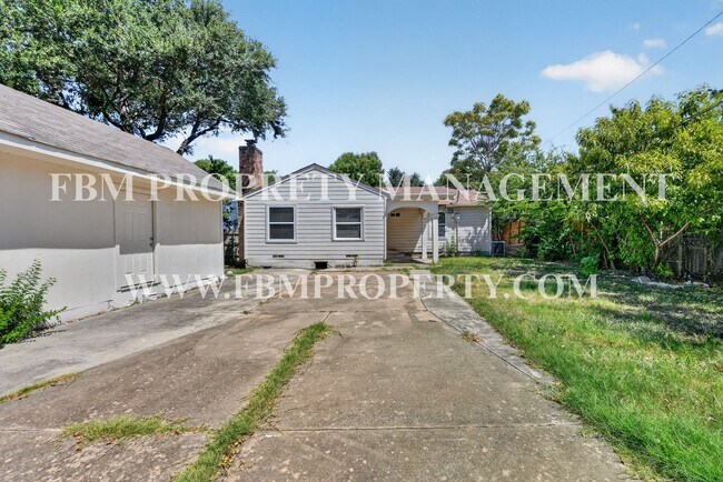 Building Photo - 2358 Norwood Dr