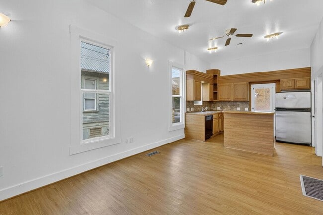 Building Photo - 924 N Mason St