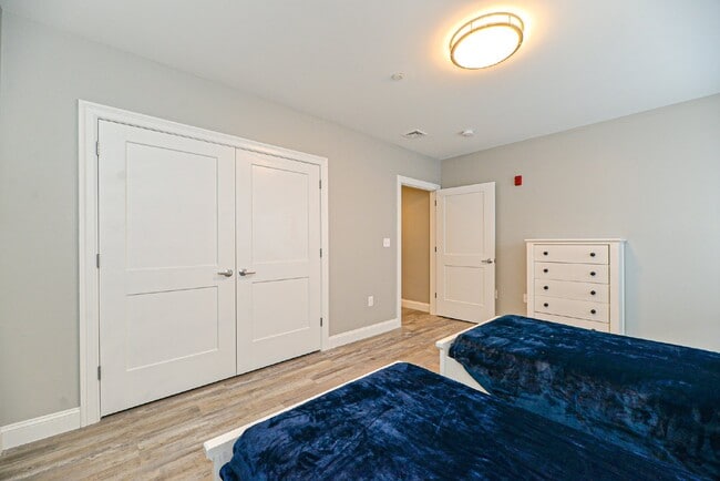 Building Photo - Gorgeous 2 bedroom very spacious condo at the Riviera