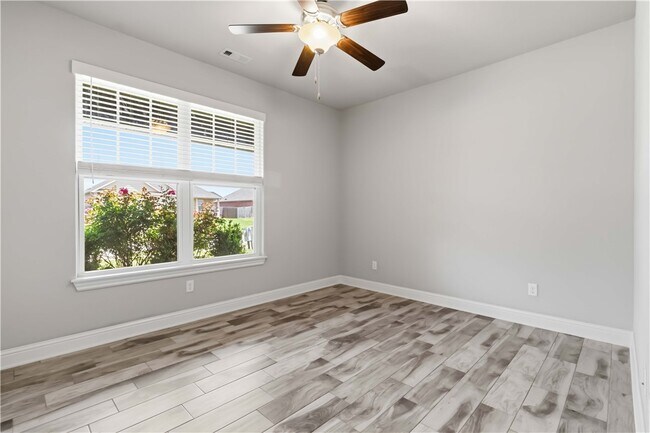 Building Photo - 931 E Skyline Lp