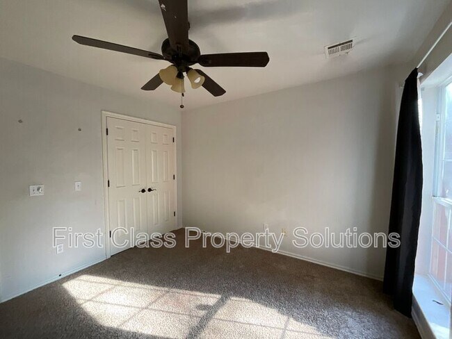 Building Photo - 2206 Barton St