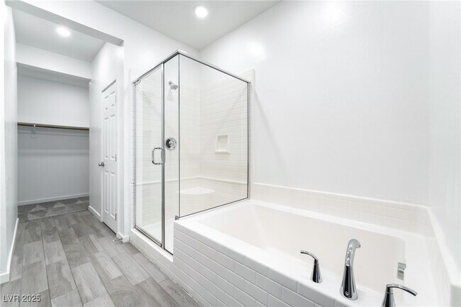 Building Photo - 5730 Sky Pointe Dr