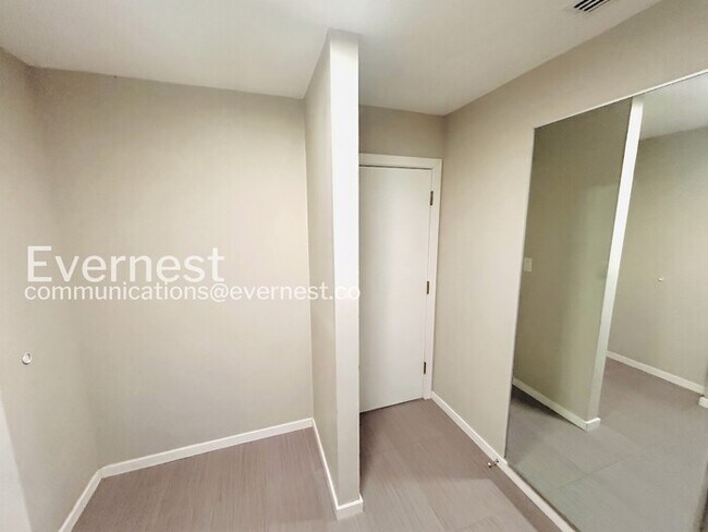 Building Photo - 3 Bed, 2 Bath Home with Fenced Yard / Pet-Friendly / Vouchers Accepted / Available Now!