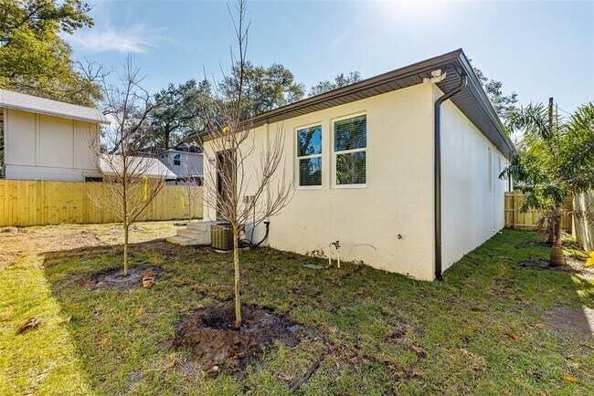 Building Photo - 113 W Elm St