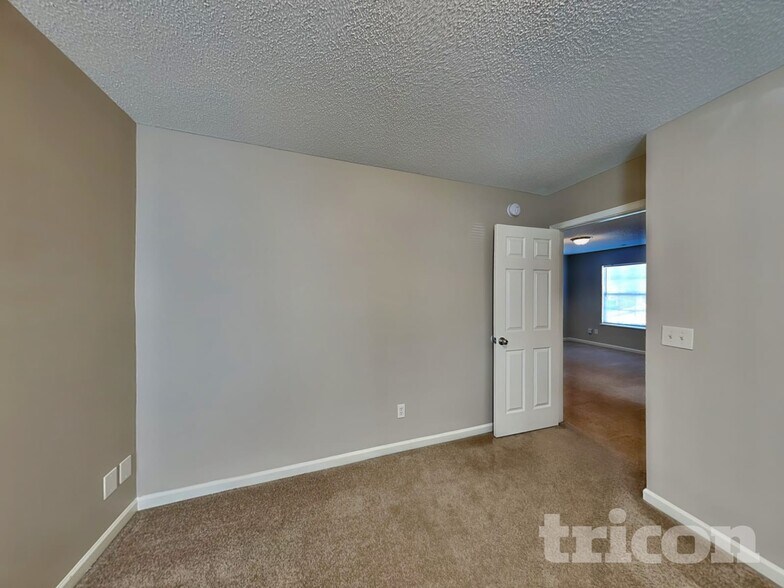 Building Photo - 2000 Lake Carolina Dr