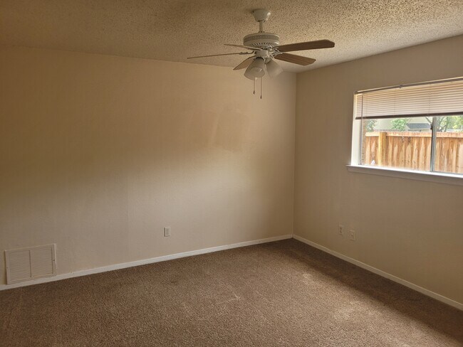 Building Photo - 316 Towne House Ln