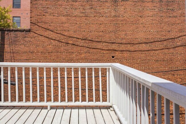 Building Photo - 420-A S Regester St