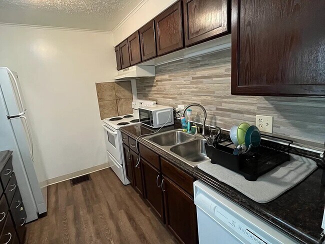 Building Photo - 18 Meadowlawn Dr
