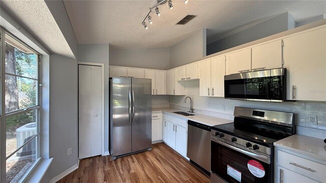 Building Photo - 310 Sunvista Ct