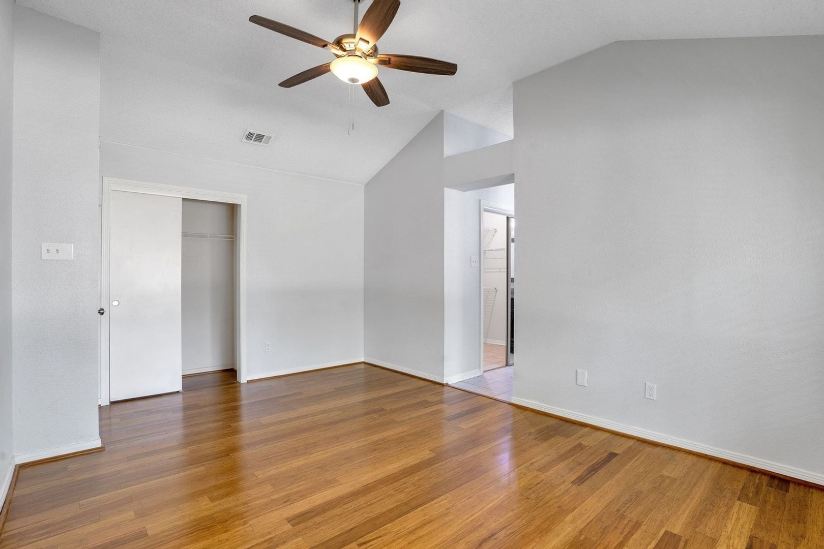 Building Photo - 9831 Meadow Bend Ln