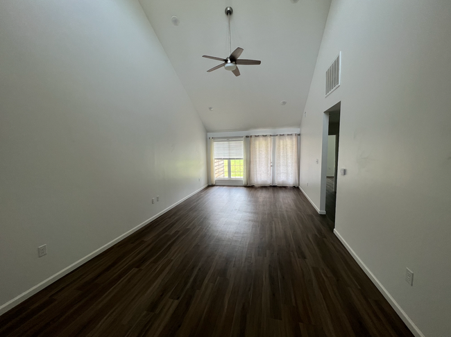 Building Photo - 4303 - 4710 Antosh Circle