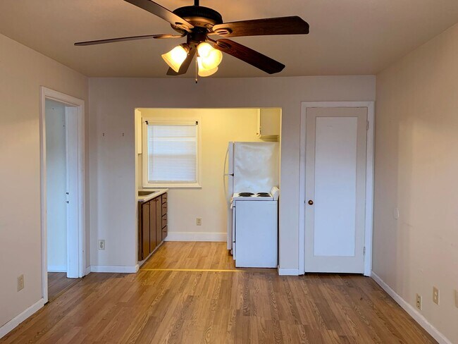 Building Photo - Bright One bedroom Woodlawn Apartment