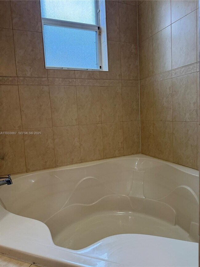 Building Photo - 1055 NE 85th St