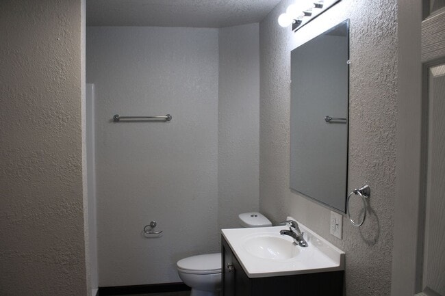 Building Photo - 317 E 10th St S