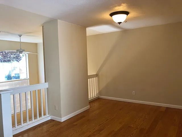 Building Photo - Beautiful End-Unit Townhome in Desirable S...