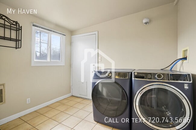 Building Photo - 3032 S Glencoe St