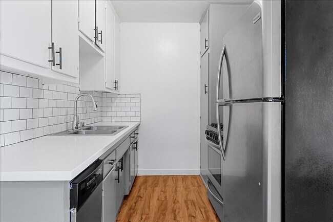 Building Photo - 6110 Cahuenga Blvd