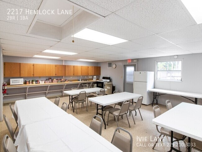 Building Photo - 2217 Hemlock Ln