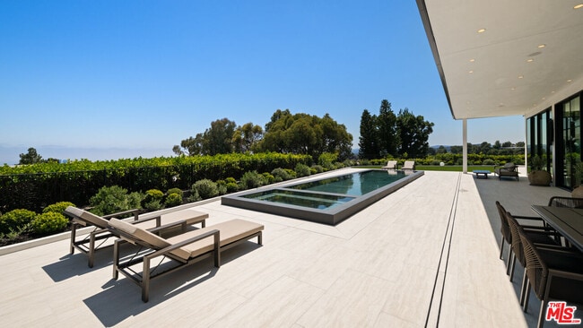 Building Photo - 365 Trousdale Pl