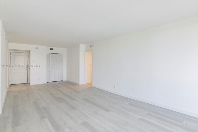 Building Photo - 100 Bayview Dr