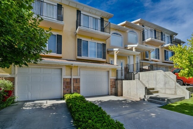 Building Photo - Beautiful Townhome in Great Location!