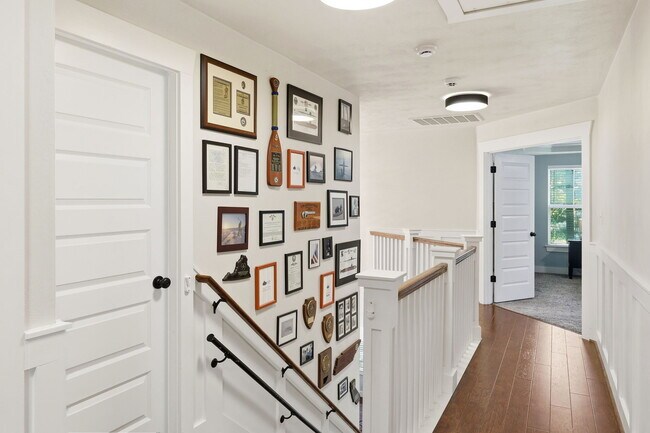 Building Photo - 1041 Scenic Blvd