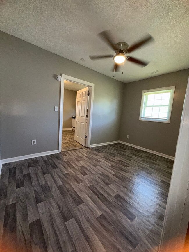 Building Photo - 3 Bed/ 1 Bath and move-in ready! www.PMCoreUSA.com submit guest card for showings!