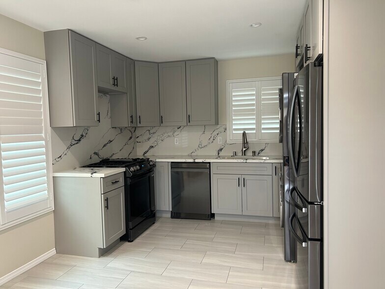 Kitchen - 111 E 13th St