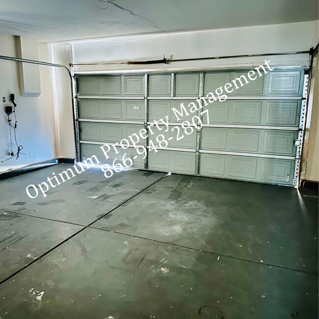 Building Photo - Modern Elegance and Comfort!