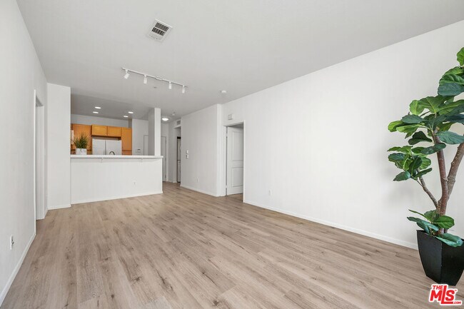 Building Photo - 6400 Crescent Prk E